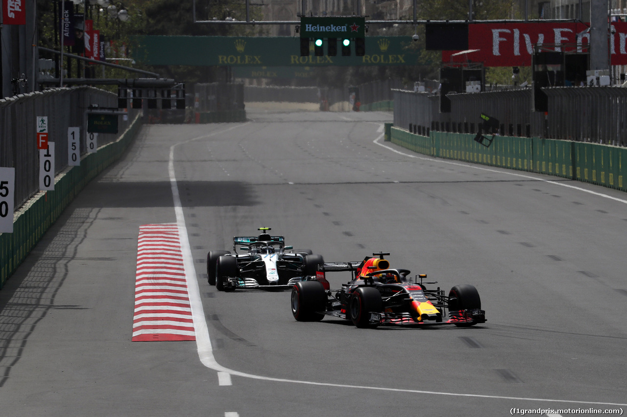 GP AZERBAIJAN, 27.04.2018 - Prove Libere 1, Valtteri Bottas (FIN) Mercedes AMG F1 W09 e Daniel Ricciardo (AUS) Red Bull Racing RB14