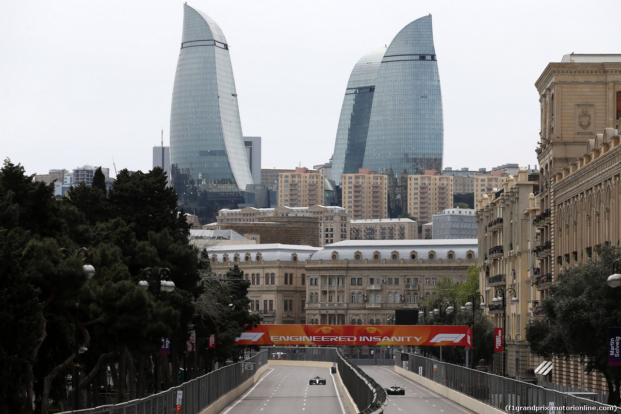 GP AZERBAIJAN, 27.04.2018 - Prove Libere 1, Valtteri Bottas (FIN) Mercedes AMG F1 W09 e Lewis Hamilton (GBR) Mercedes AMG F1 W09