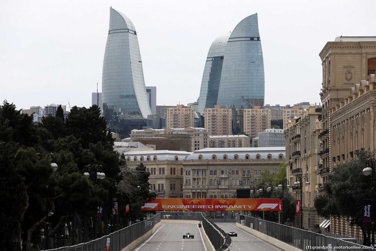 GP AZERBAIJAN, 27.04.2018 - Prove Libere 1, Valtteri Bottas (FIN) Mercedes AMG F1 W09 e Lewis Hamilton (GBR) Mercedes AMG F1 W09