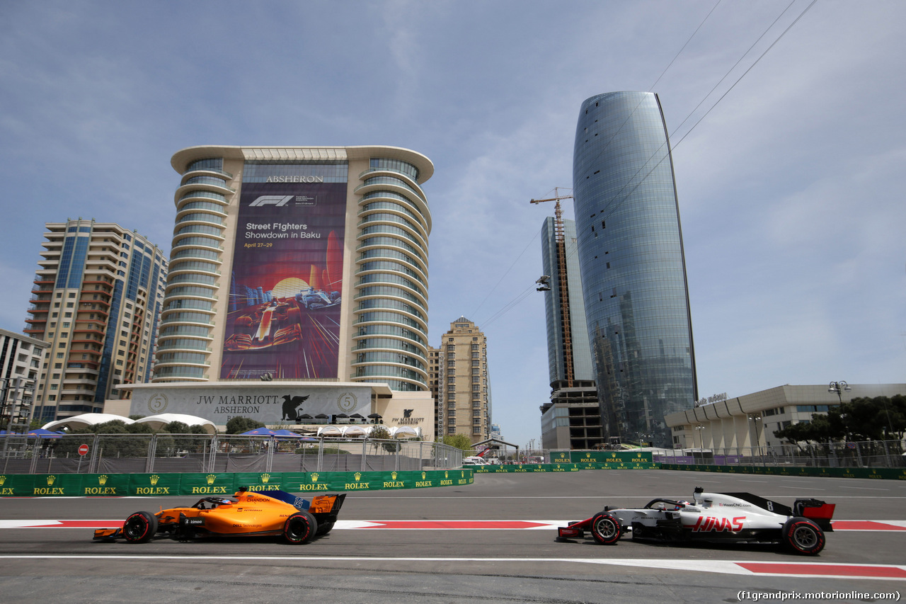 GP AZERBAIJAN, 27.04.2018 - Prove Libere 1, Fernando Alonso (ESP) McLaren MCL33 e Romain Grosjean (FRA) Haas F1 Team VF-18