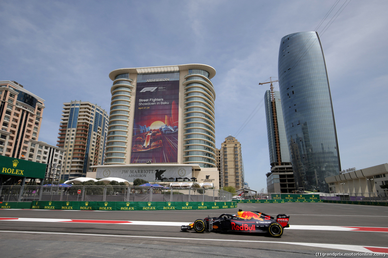 GP AZERBAIJAN, 27.04.2018 - Prove Libere 1, Daniel Ricciardo (AUS) Red Bull Racing RB14