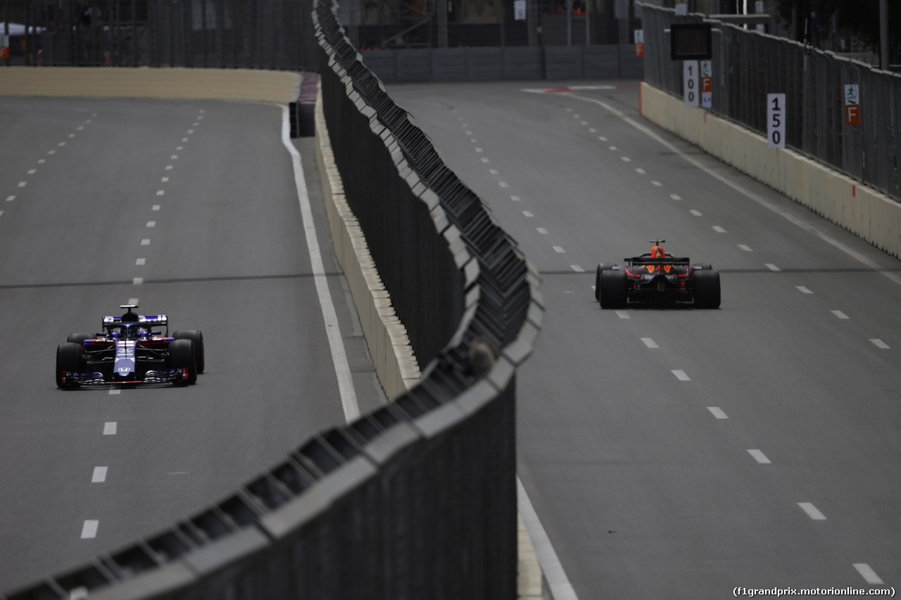 GP AZERBAIJAN, 27.04.2018 - Prove Libere 1, Brendon Hartley (NZL) Scuderia Toro Rosso STR13 e Daniel Ricciardo (AUS) Red Bull Racing RB14