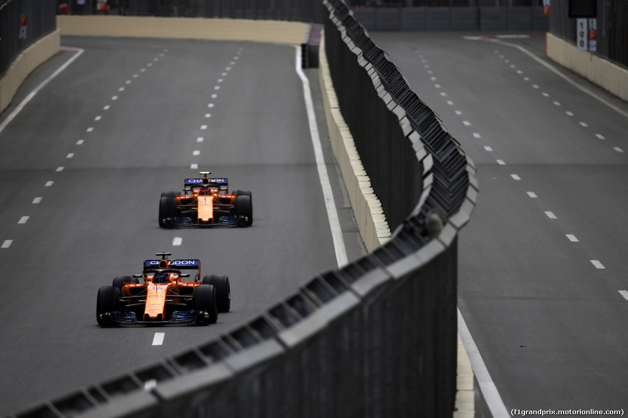 GP AZERBAIJAN, 27.04.2018 - Prove Libere 1, Fernando Alonso (ESP) McLaren MCL33 e Stoffel Vandoorne (BEL) McLaren MCL33