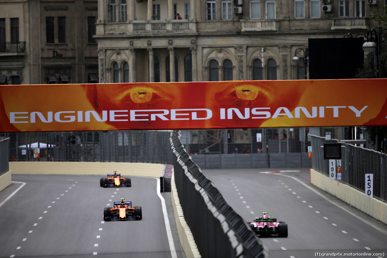 GP AZERBAIJAN, 27.04.2018 - Prove Libere 1, Stoffel Vandoorne (BEL) McLaren MCL33 e Fernando Alonso (ESP) McLaren MCL33