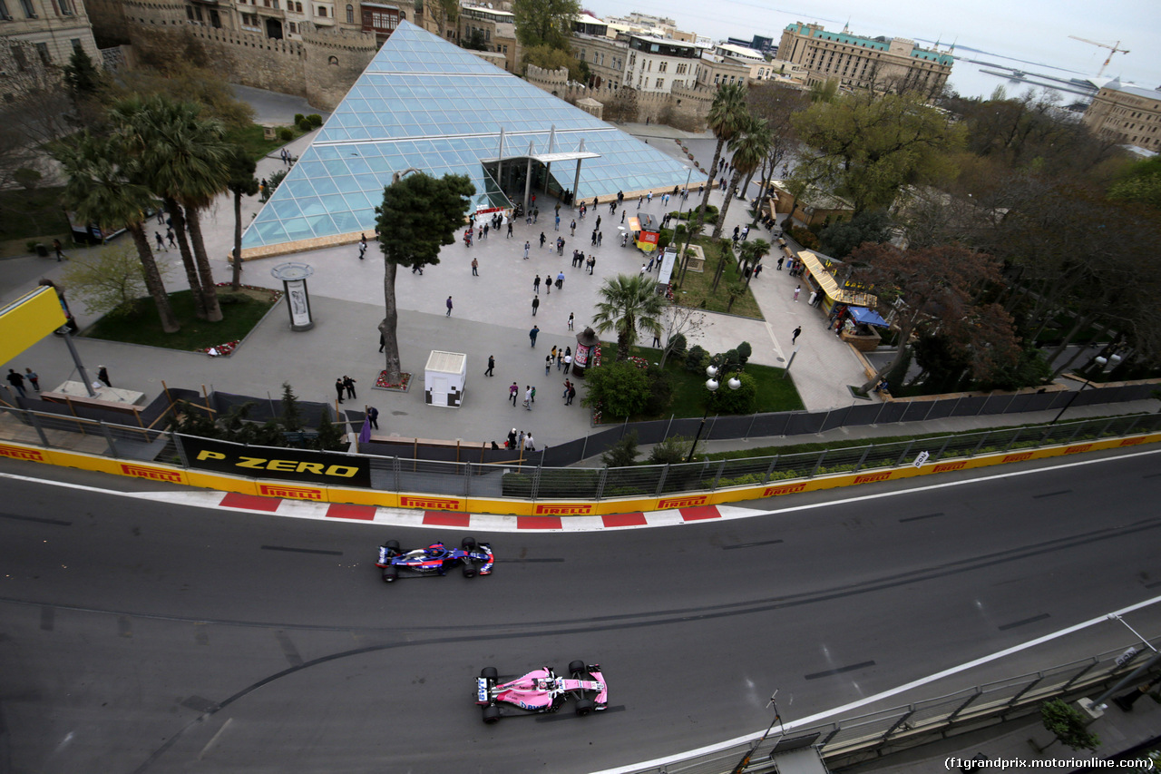 GP AZERBAIJAN, 27.04.2018 - Prove Libere 2, Brendon Hartley (NZL) Scuderia Toro Rosso STR13 e Sergio Perez (MEX) Sahara Force India F1 VJM011