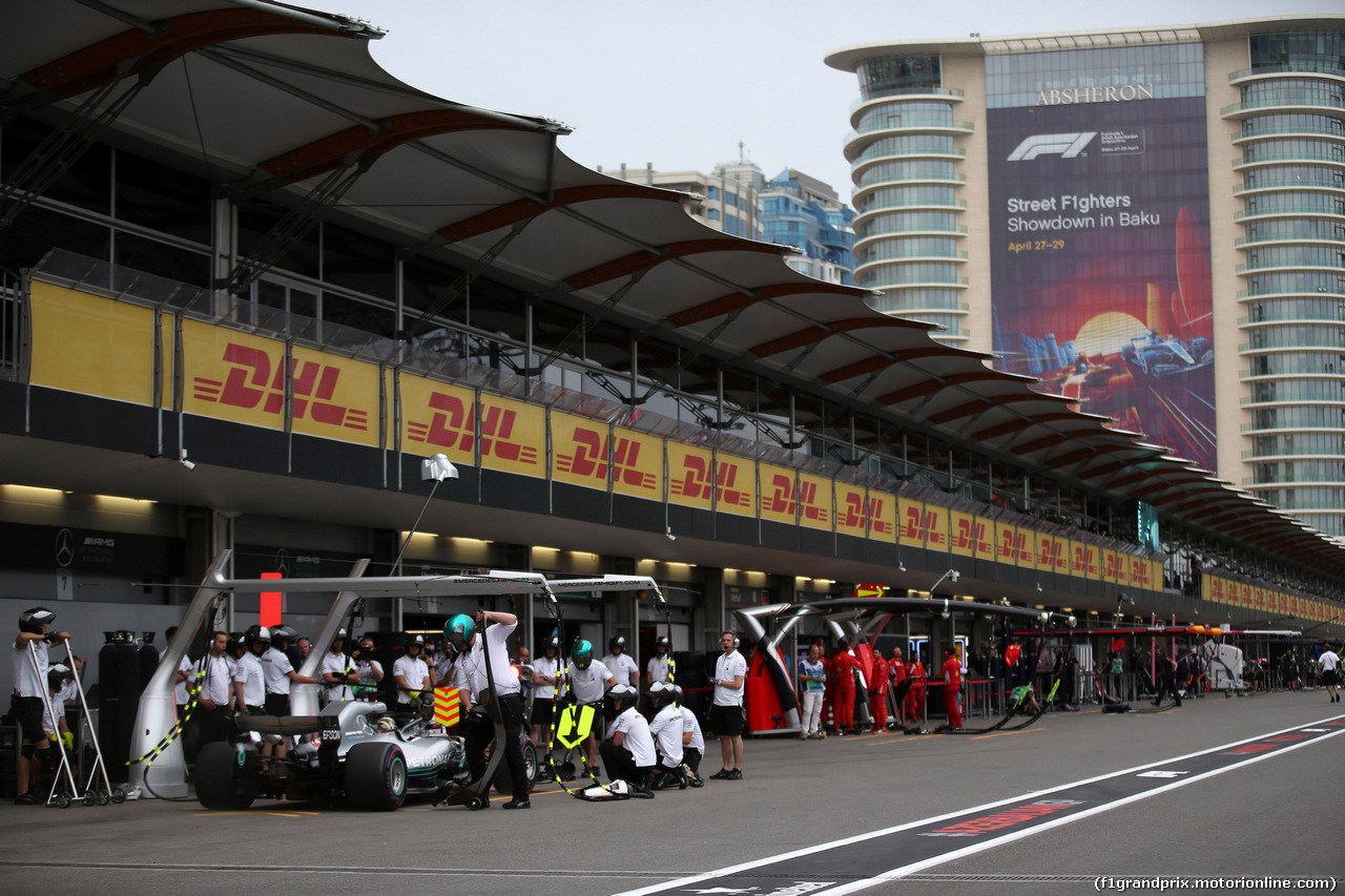 GP AZERBAIJAN, 27.04.2018 - Prove Libere 2, Lewis Hamilton (GBR) Mercedes AMG F1 W09