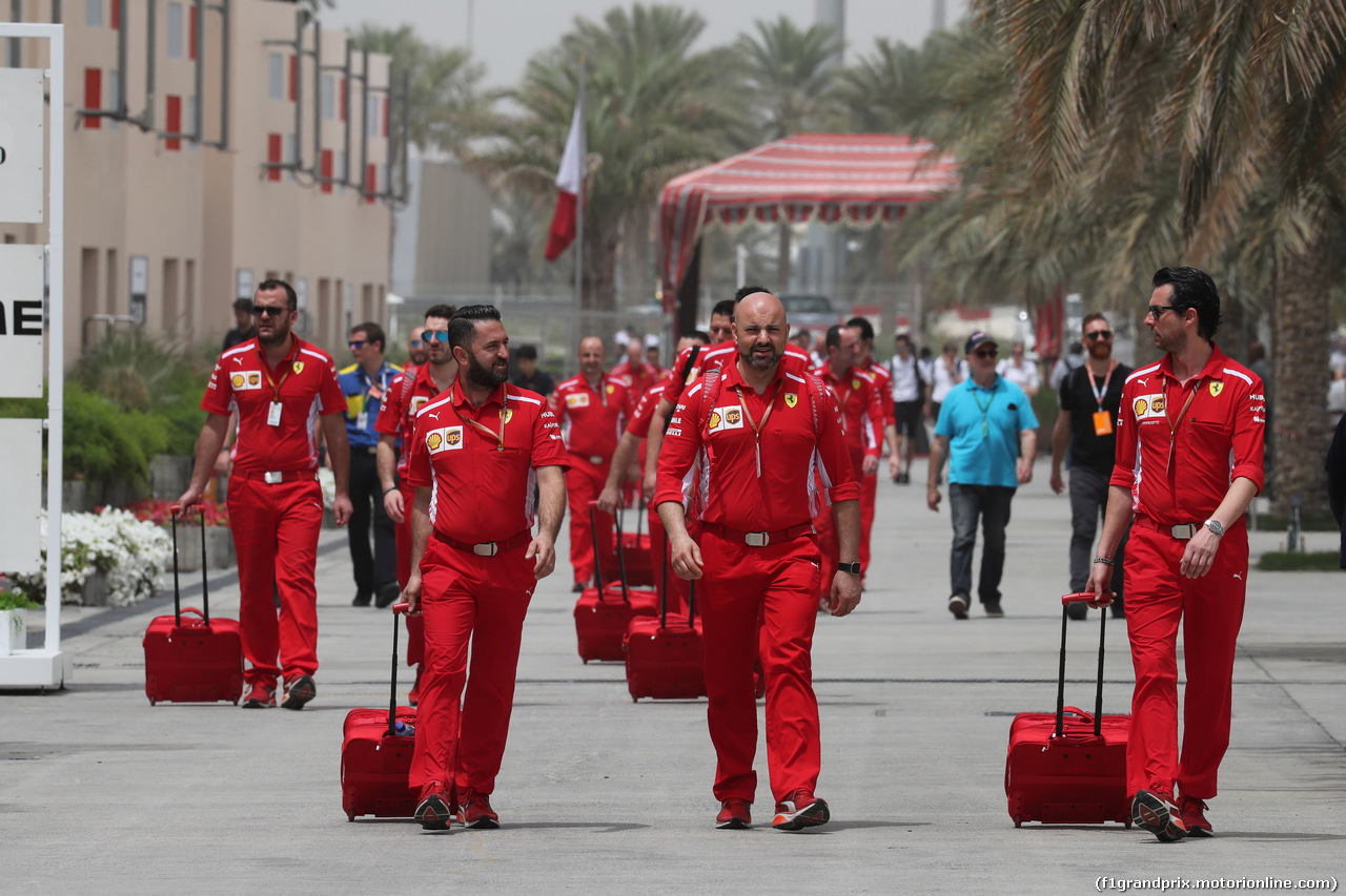 GP BAHRAIN, 08.04.2018 - Ferrari meccanici