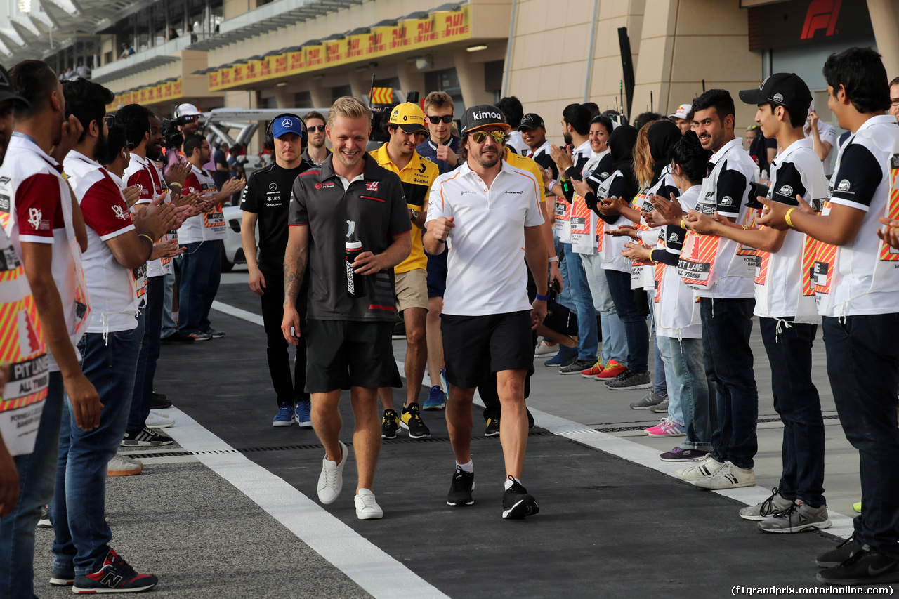 GP BAHRAIN, 08.04.2018 - Kevin Magnussen (DEN) Haas F1 Team VF-18 e Fernando Alonso (ESP) McLaren MCL33