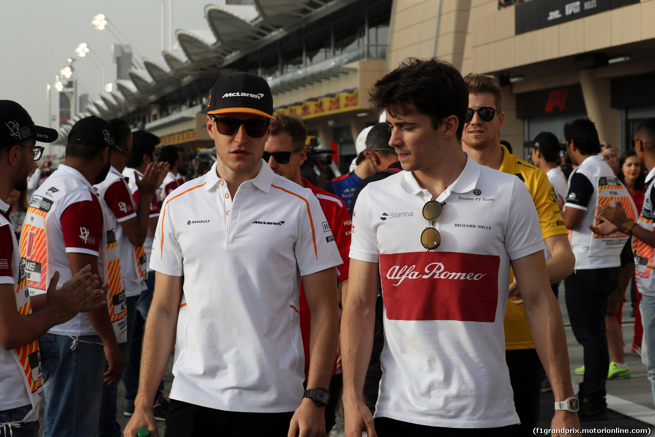 GP BAHRAIN, 08.04.2018 - Stoffel Vandoorne (BEL) McLaren MCL33 e Charles Leclerc (MON) Sauber C37