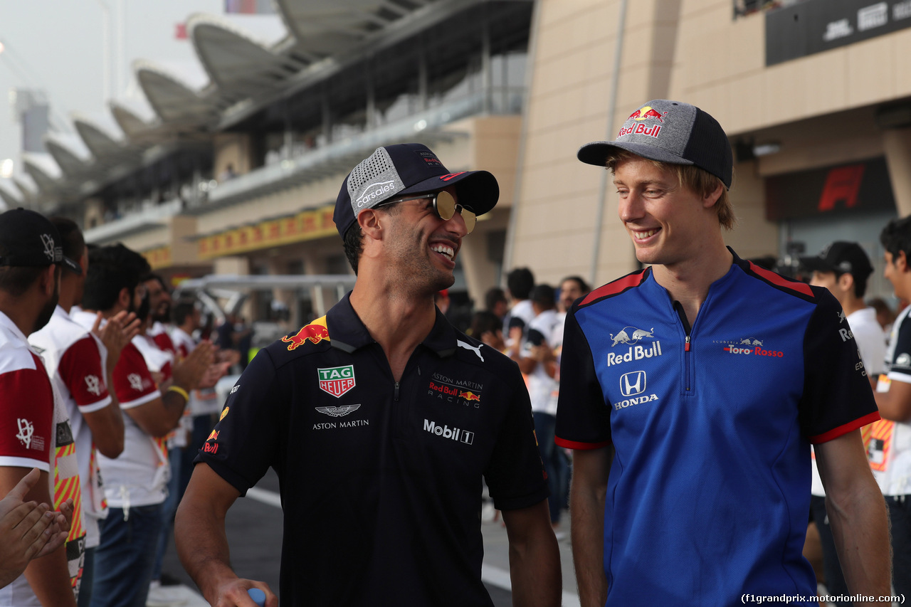 GP BAHRAIN, 08.04.2018 - Daniel Ricciardo (AUS) Red Bull Racing RB14 e Brendon Hartley (NZL) Scuderia Toro Rosso STR13