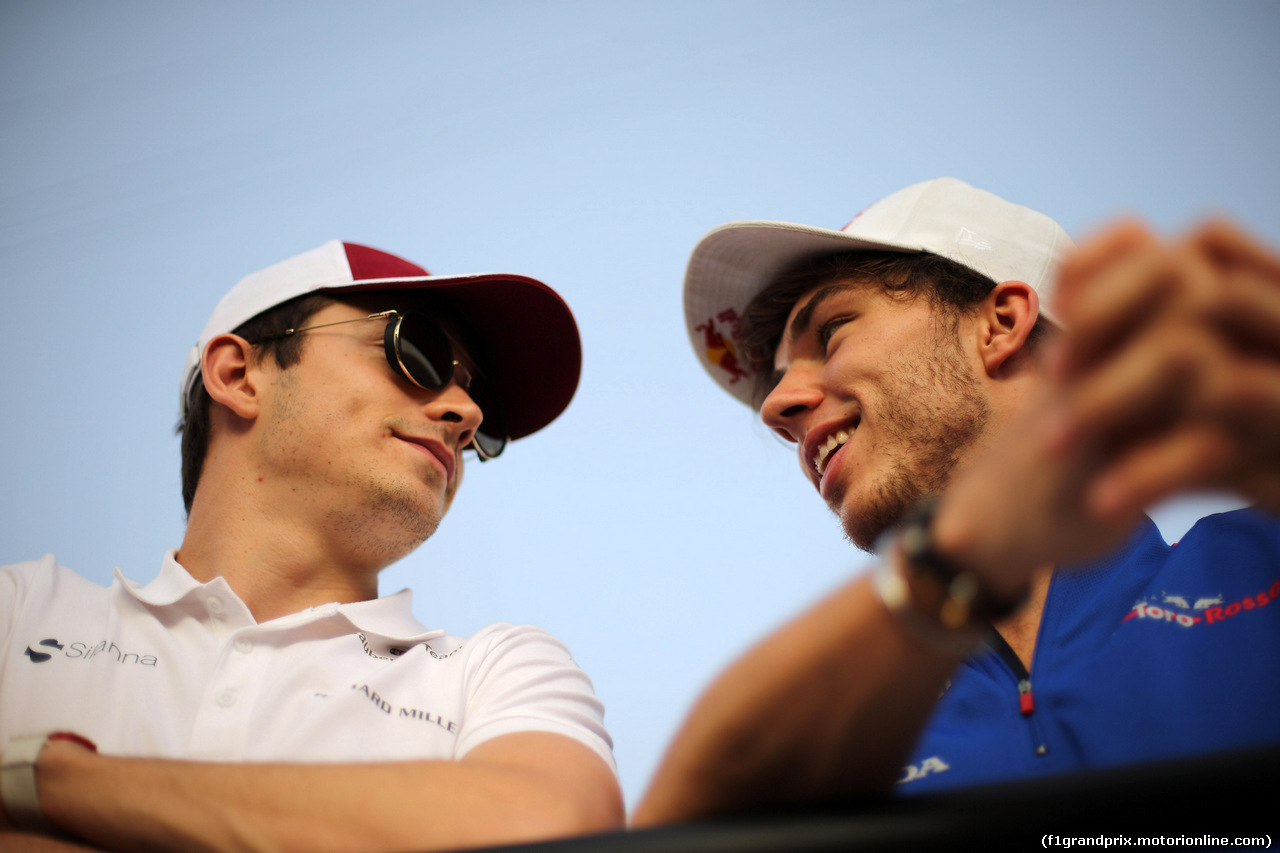GP BAHRAIN, 08.04.2018 - Charles Leclerc (MON) Sauber C37 e Pierre Gasly (FRA) Scuderia Toro Rosso STR13