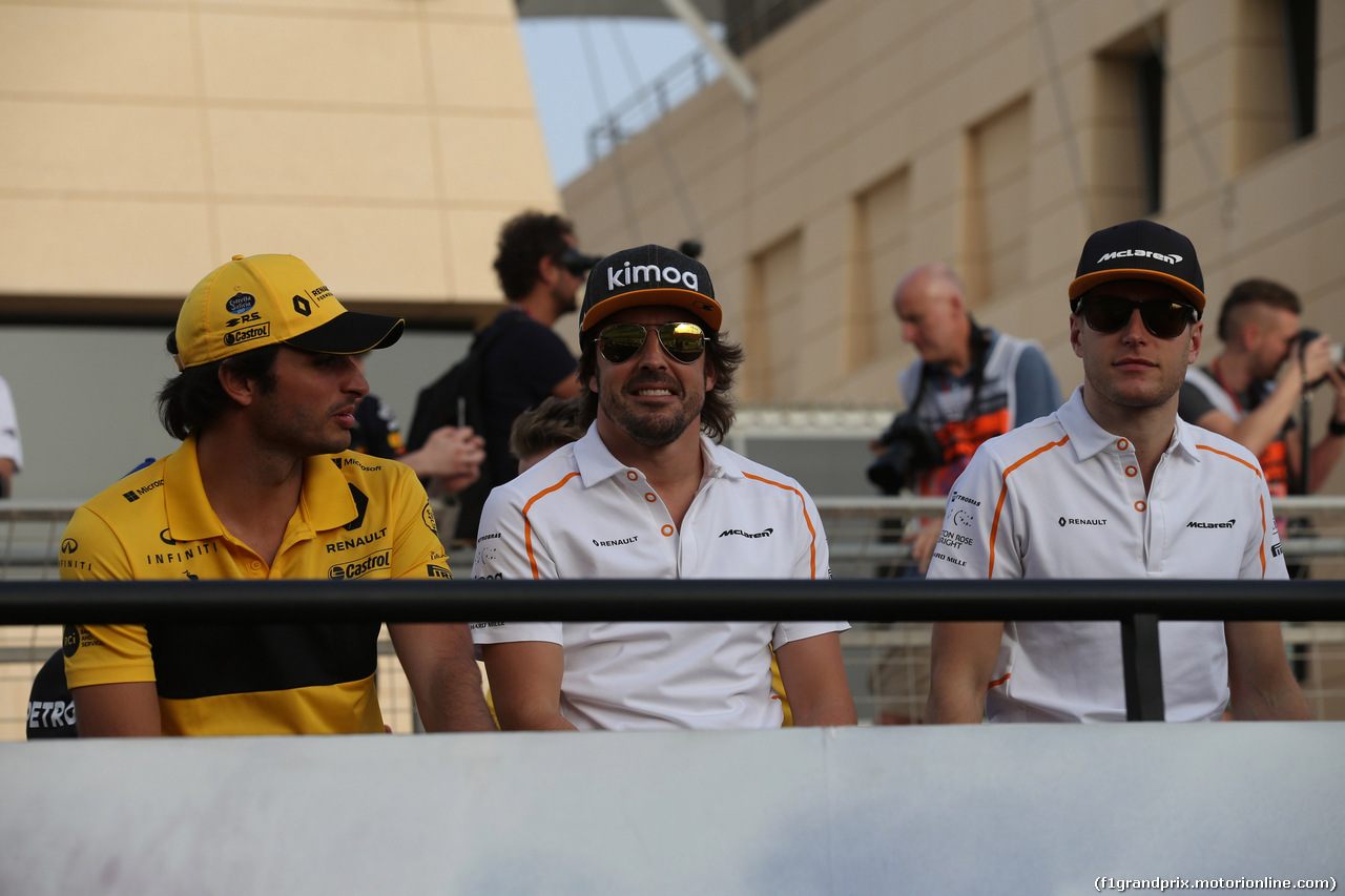 GP BAHRAIN, 08.04.2018 - Carlos Sainz Jr (ESP) Renault Sport F1 Team RS18, Fernando Alonso (ESP) McLaren MCL33 e Stoffel Vandoorne (BEL) McLaren MCL33 at drivers parade