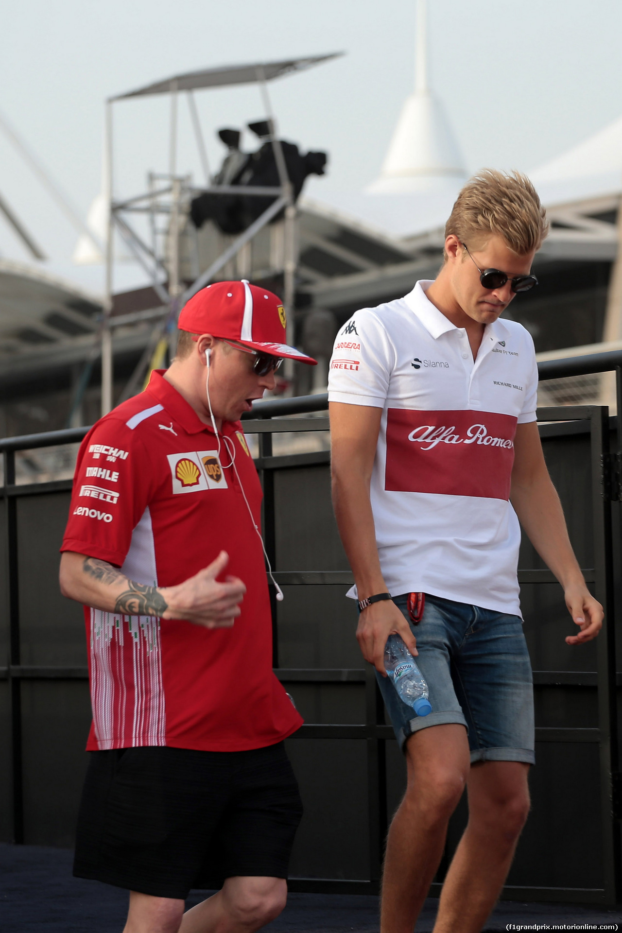 GP BAHRAIN, 08.04.2018 - Kimi Raikkonen (FIN) Ferrari SF71H e Marcus Ericsson (SUE) Sauber C37
