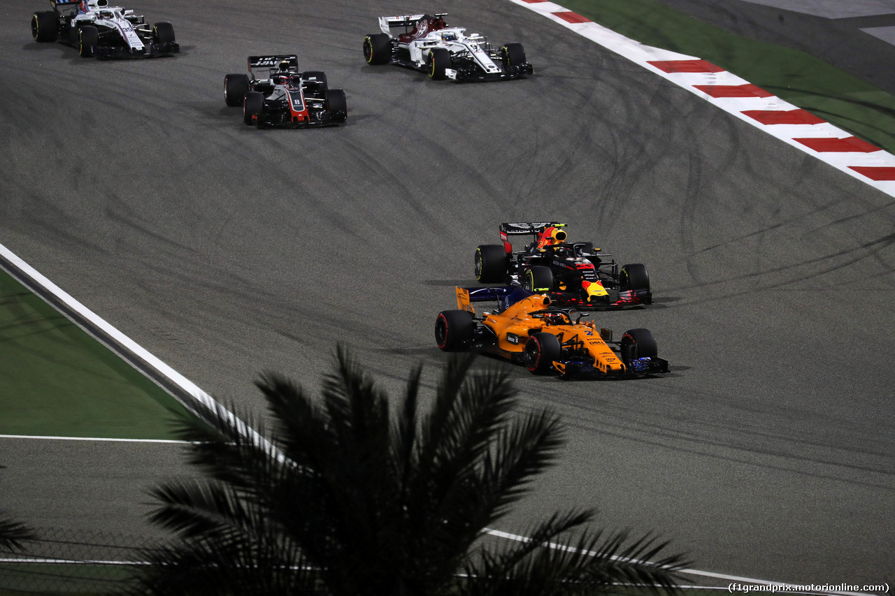 GP BAHRAIN, 08.04.2018 - Gara, Stoffel Vandoorne (BEL) McLaren MCL33 e Max Verstappen (NED) Red Bull Racing RB14
