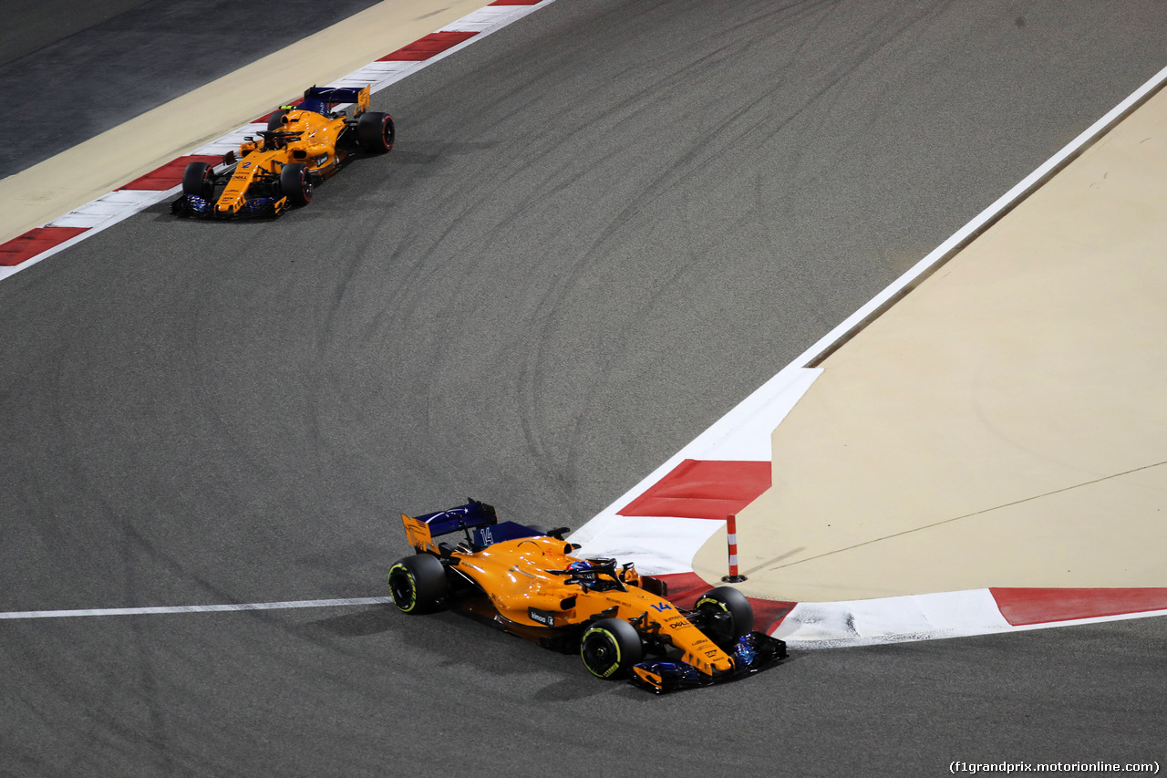 GP BAHRAIN, 08.04.2018 - Gara, Fernando Alonso (ESP) McLaren MCL33 davanti a Stoffel Vandoorne (BEL) McLaren MCL33