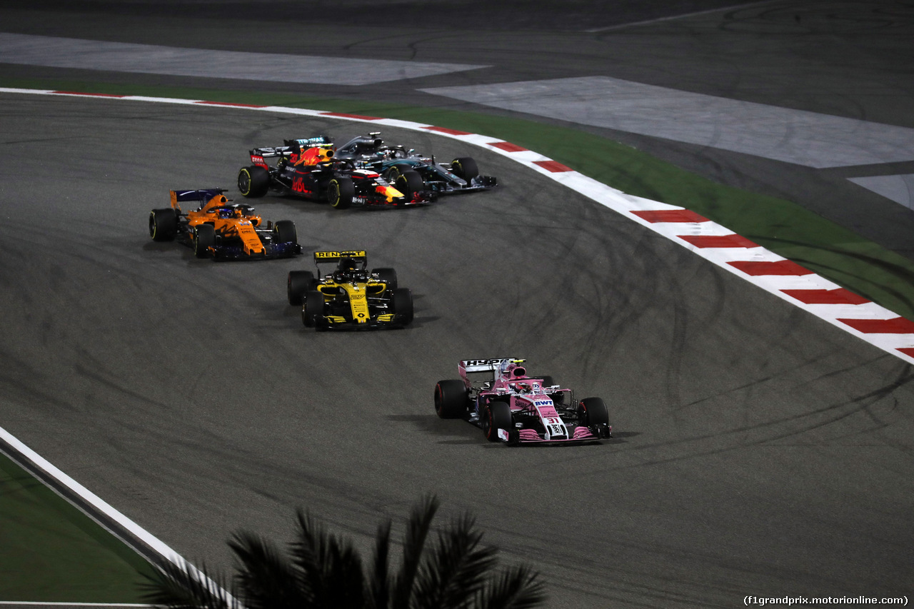 GP BAHRAIN, 08.04.2018 - Gara, Esteban Ocon (FRA) Sahara Force India F1 VJM11 davanti a Max Verstappen (NED) Red Bull Racing RB14 e Lewis Hamilton (GBR) Mercedes AMG F1 W09