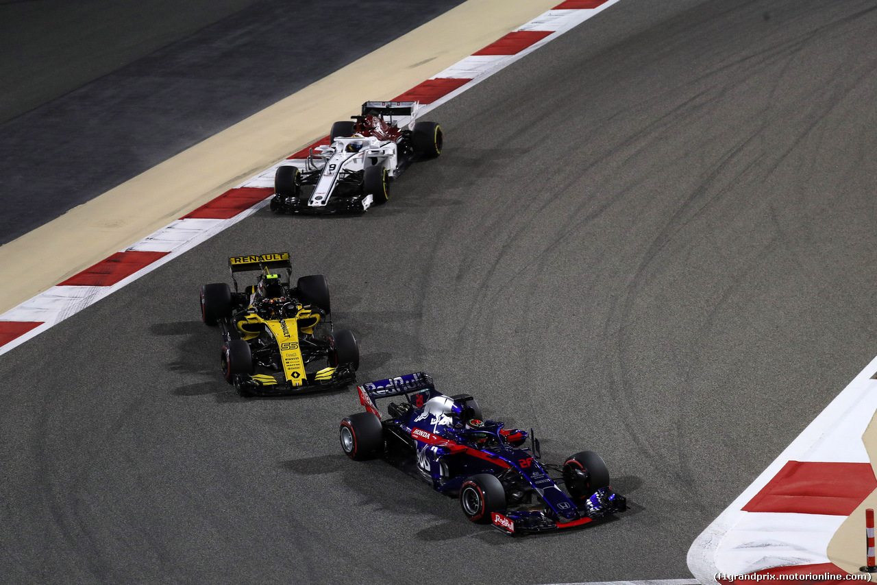 GP BAHRAIN, 08.04.2018 - Gara, Brendon Hartley (NZL) Scuderia Toro Rosso STR13 davanti a Carlos Sainz Jr (ESP) Renault Sport F1 Team RS18
