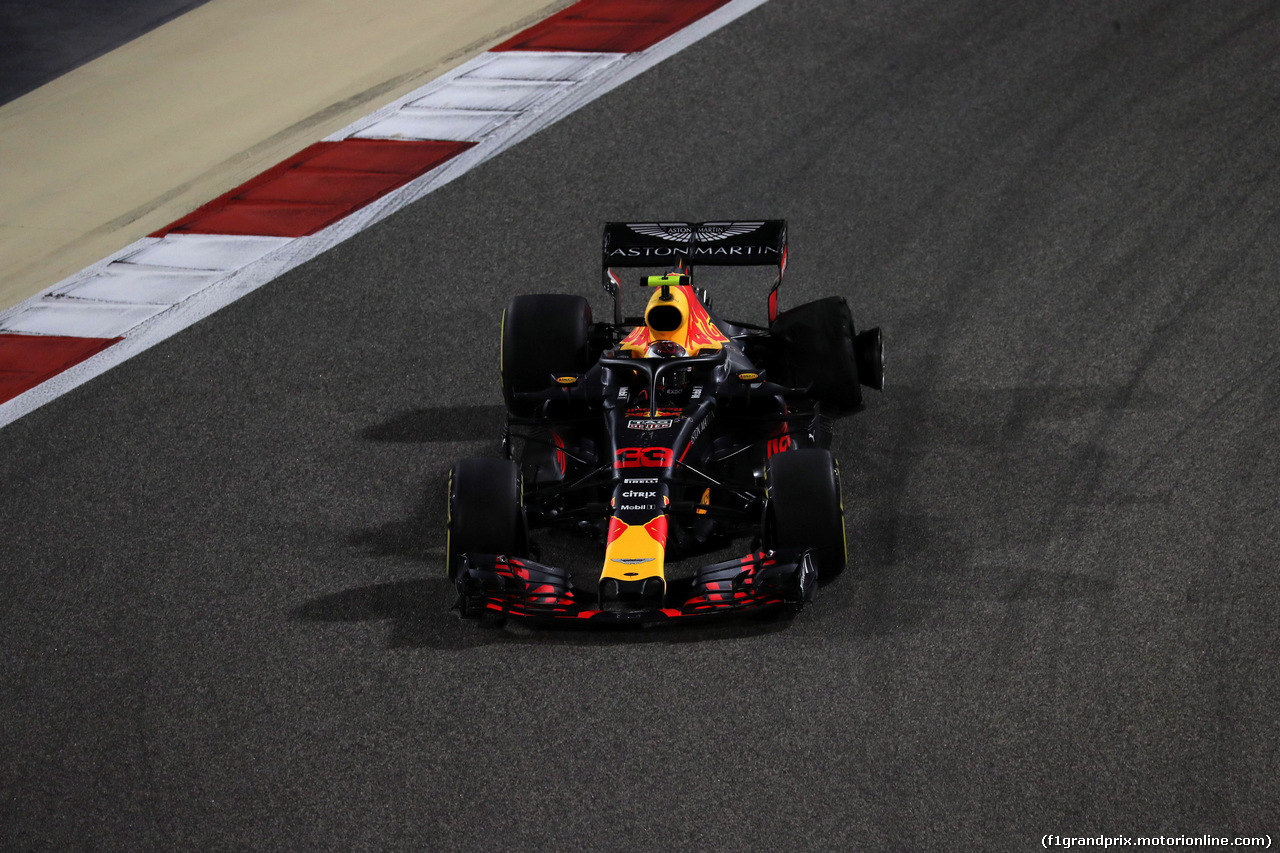 GP BAHRAIN, 08.04.2018 - Gara, Max Verstappen (NED) Red Bull Racing RB14 with a puncture