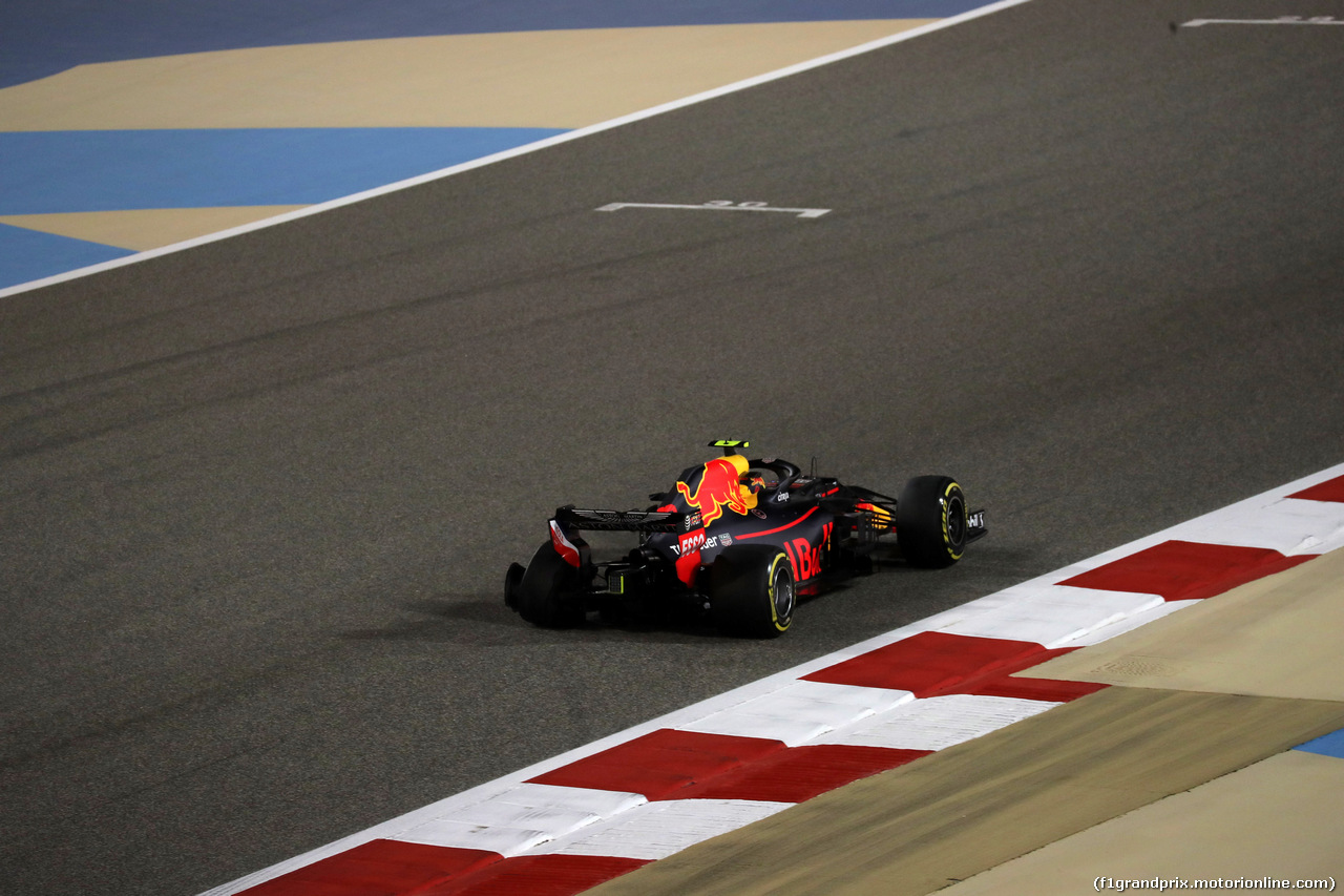 GP BAHRAIN, 08.04.2018 - Gara, Max Verstappen (NED) Red Bull Racing RB14 with a puncture