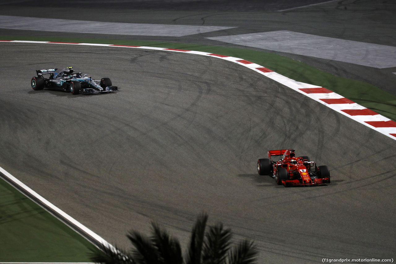 GP BAHRAIN, 08.04.2018 - Gara, Sebastian Vettel (GER) Ferrari SF71H davanti a Valtteri Bottas (FIN) Mercedes AMG F1 W09