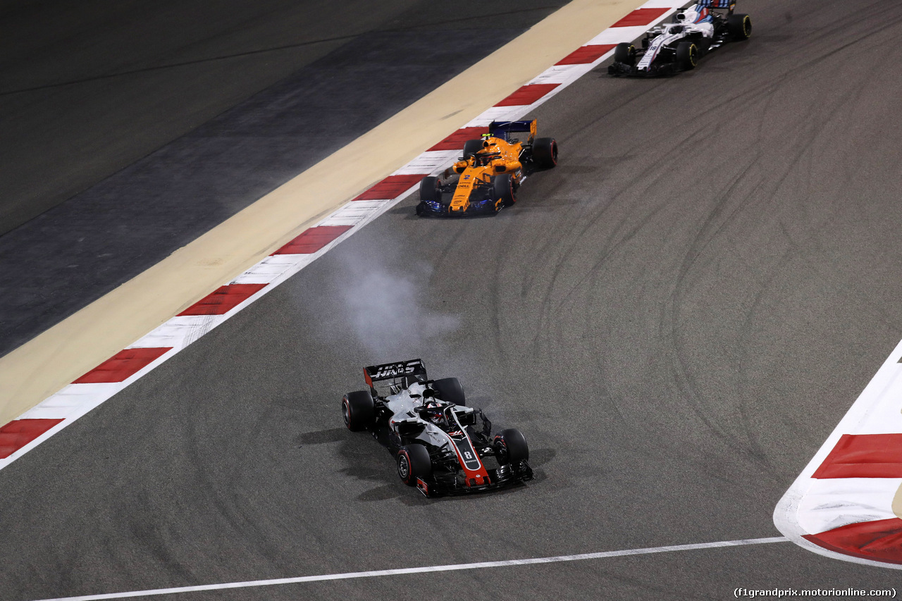 GP BAHRAIN, 08.04.2018 - Gara, Romain Grosjean (FRA) Haas F1 Team VF-18 davanti a Stoffel Vandoorne (BEL) McLaren MCL33