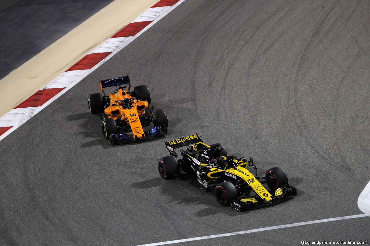 GP BAHRAIN, 08.04.2018 - Gara, Nico Hulkenberg (GER) Renault Sport F1 Team RS18 davanti a Fernando Alonso (ESP) McLaren MCL33