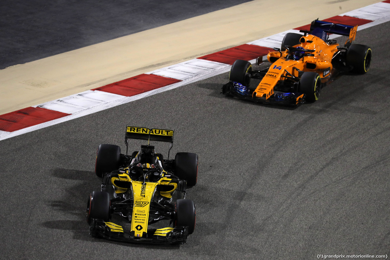 GP BAHRAIN, 08.04.2018 - Gara, Nico Hulkenberg (GER) Renault Sport F1 Team RS18 davanti a Fernando Alonso (ESP) McLaren MCL33