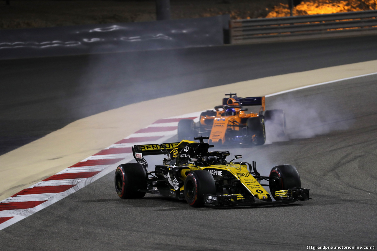 GP BAHRAIN, 08.04.2018 - Gara, Nico Hulkenberg (GER) Renault Sport F1 Team RS18 davanti a Fernando Alonso (ESP) McLaren MCL33