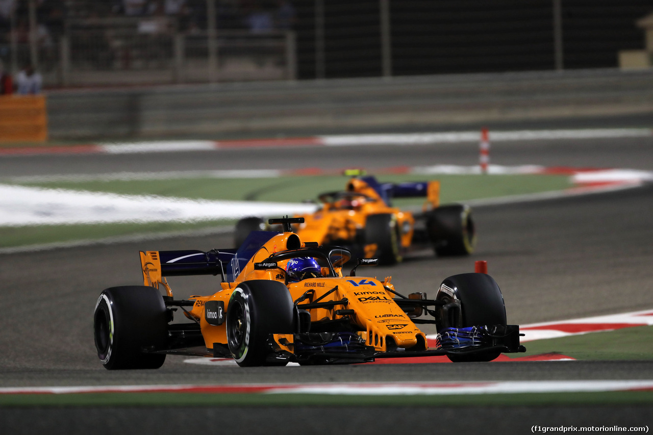 GP BAHRAIN, 08.04.2018 - Gara, Fernando Alonso (ESP) McLaren MCL33 davanti a Stoffel Vandoorne (BEL) McLaren MCL33