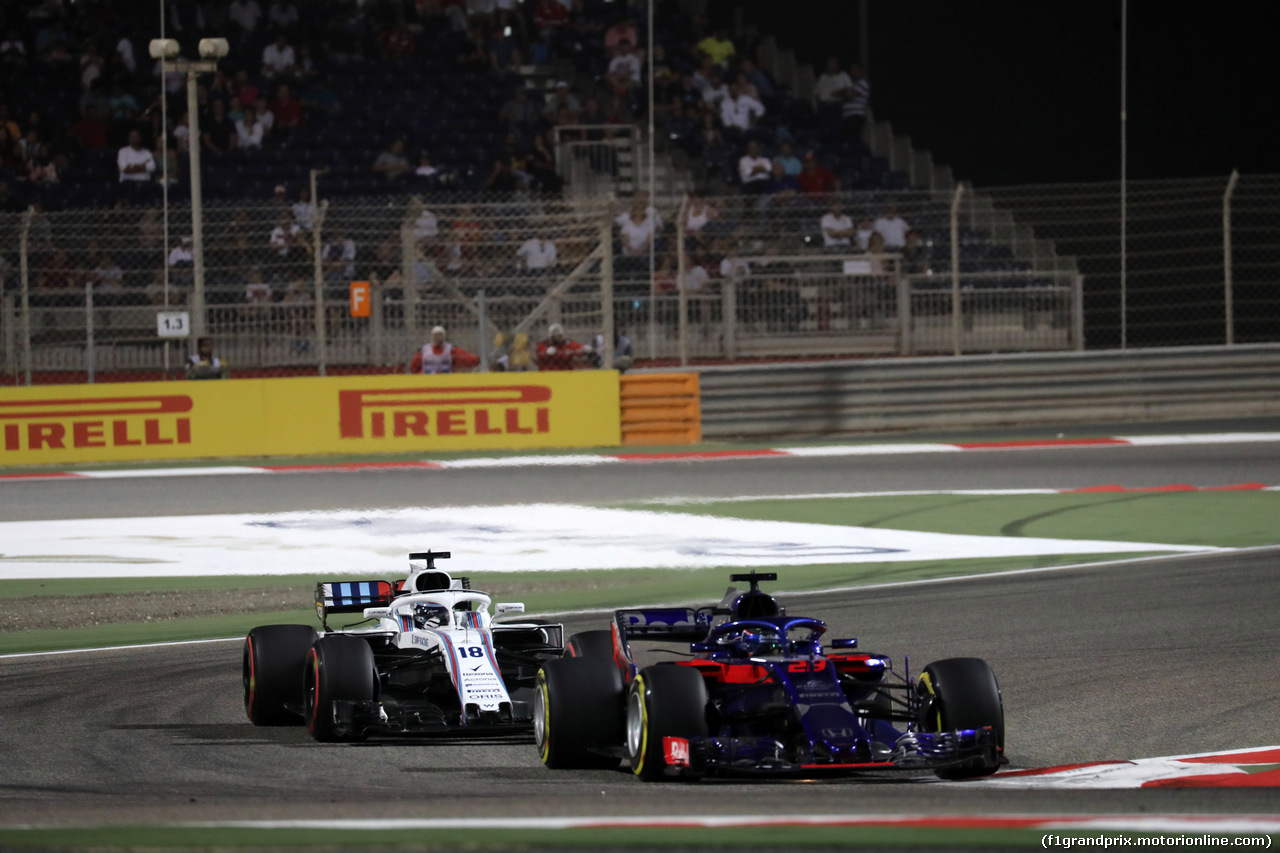GP BAHRAIN, 08.04.2018 - Gara, Brendon Hartley (NZL) Scuderia Toro Rosso STR13 davanti a Lance Stroll (CDN) Williams FW41