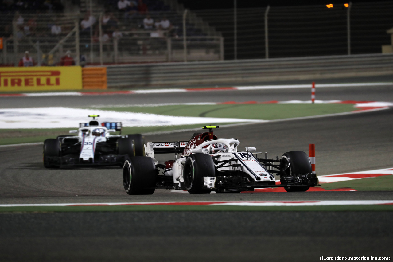 GP BAHRAIN, 08.04.2018 - Gara, Charles Leclerc (MON) Sauber C37 davanti a Sergey Sirotkin (RUS) Williams FW41