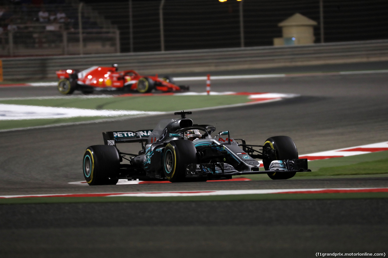 GP BAHRAIN, 08.04.2018 - Gara, Lewis Hamilton (GBR) Mercedes AMG F1 W09 davanti a Sebastian Vettel (GER) Ferrari SF71H