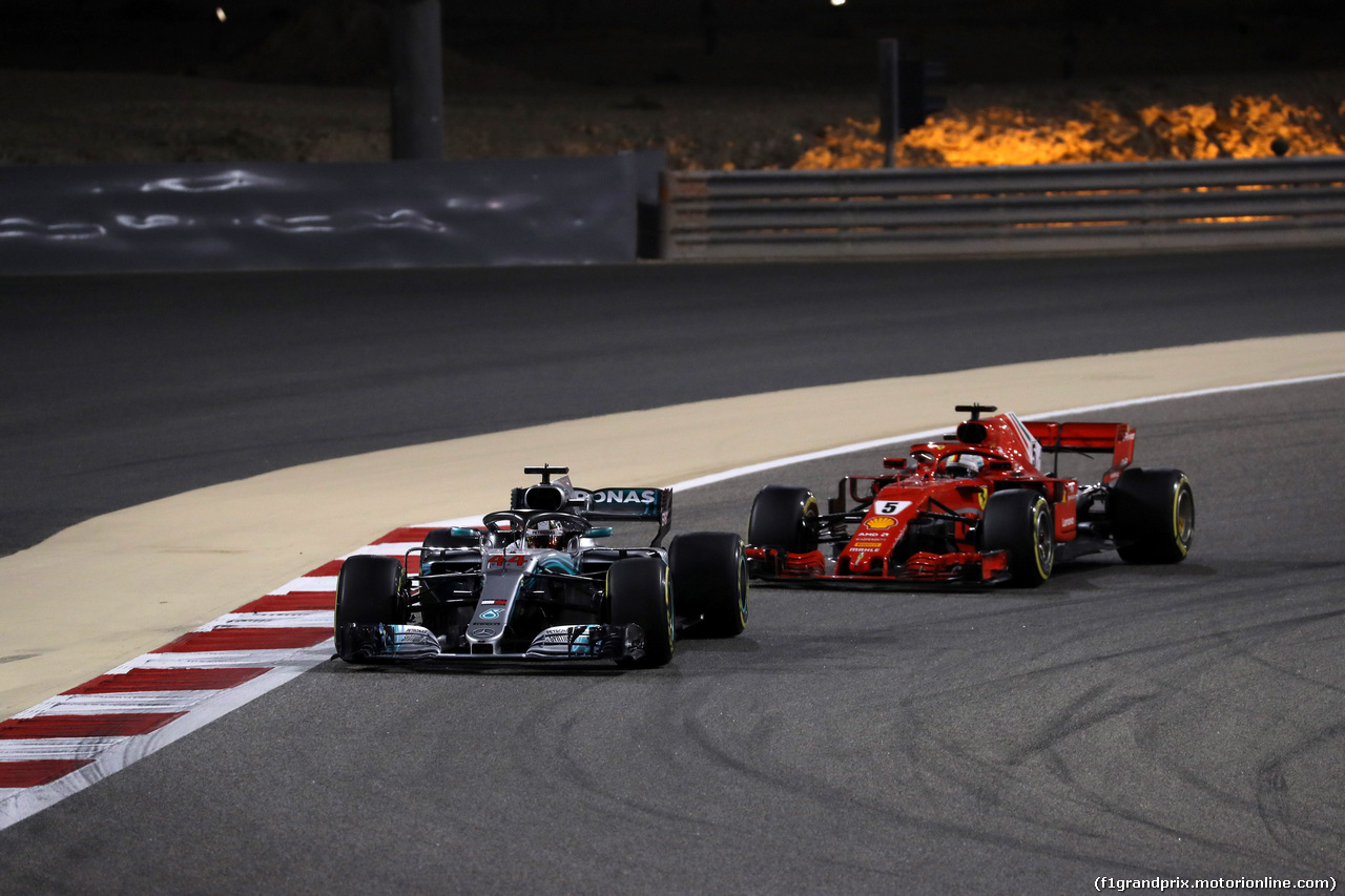 GP BAHRAIN, 08.04.2018 - Gara, Lewis Hamilton (GBR) Mercedes AMG F1 W09 e Sebastian Vettel (GER) Ferrari SF71H
