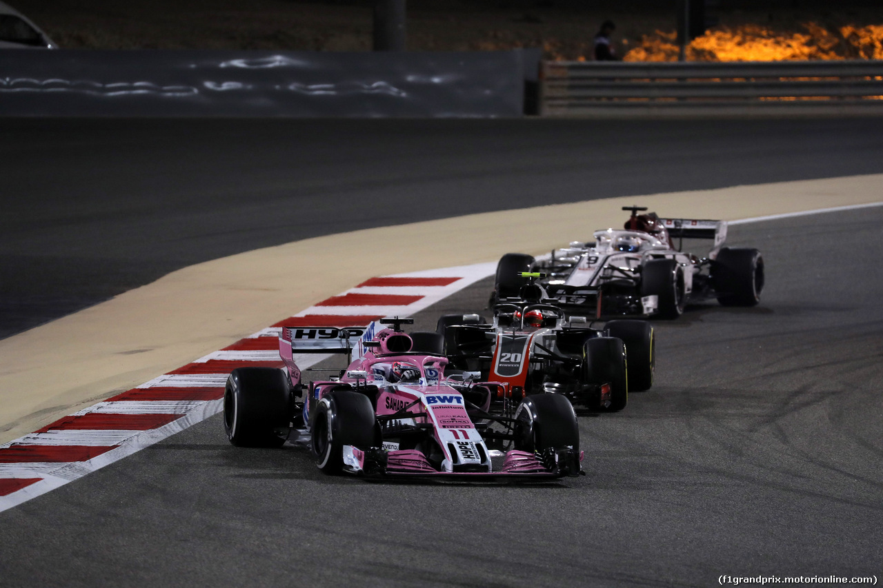 GP BAHRAIN, 08.04.2018 - Gara, Sergio Perez (MEX) Sahara Force India F1 VJM011 davanti a Kevin Magnussen (DEN) Haas F1 Team VF-18 e Marcus Ericsson (SUE) Sauber C37