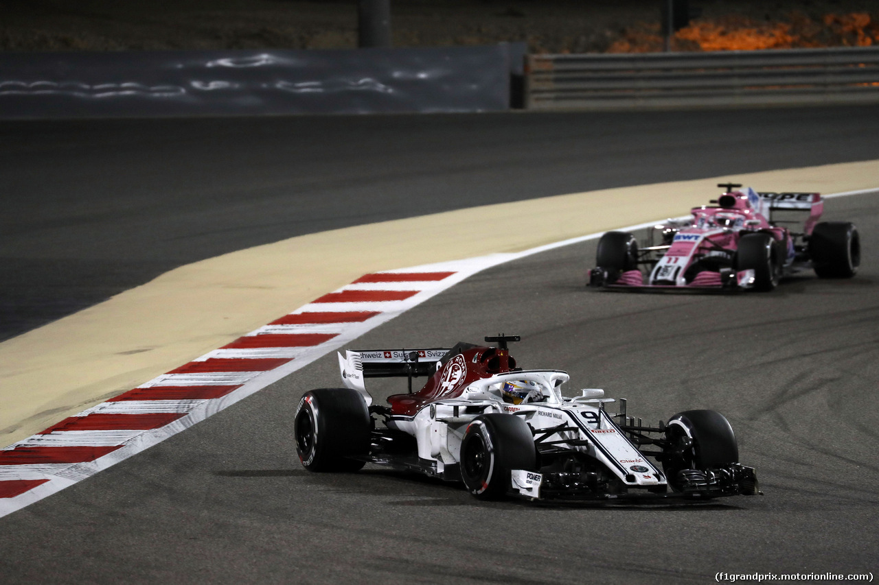 GP BAHRAIN, 08.04.2018 - Gara, Marcus Ericsson (SUE) Sauber C37 e Sergio Perez (MEX) Sahara Force India F1 VJM011