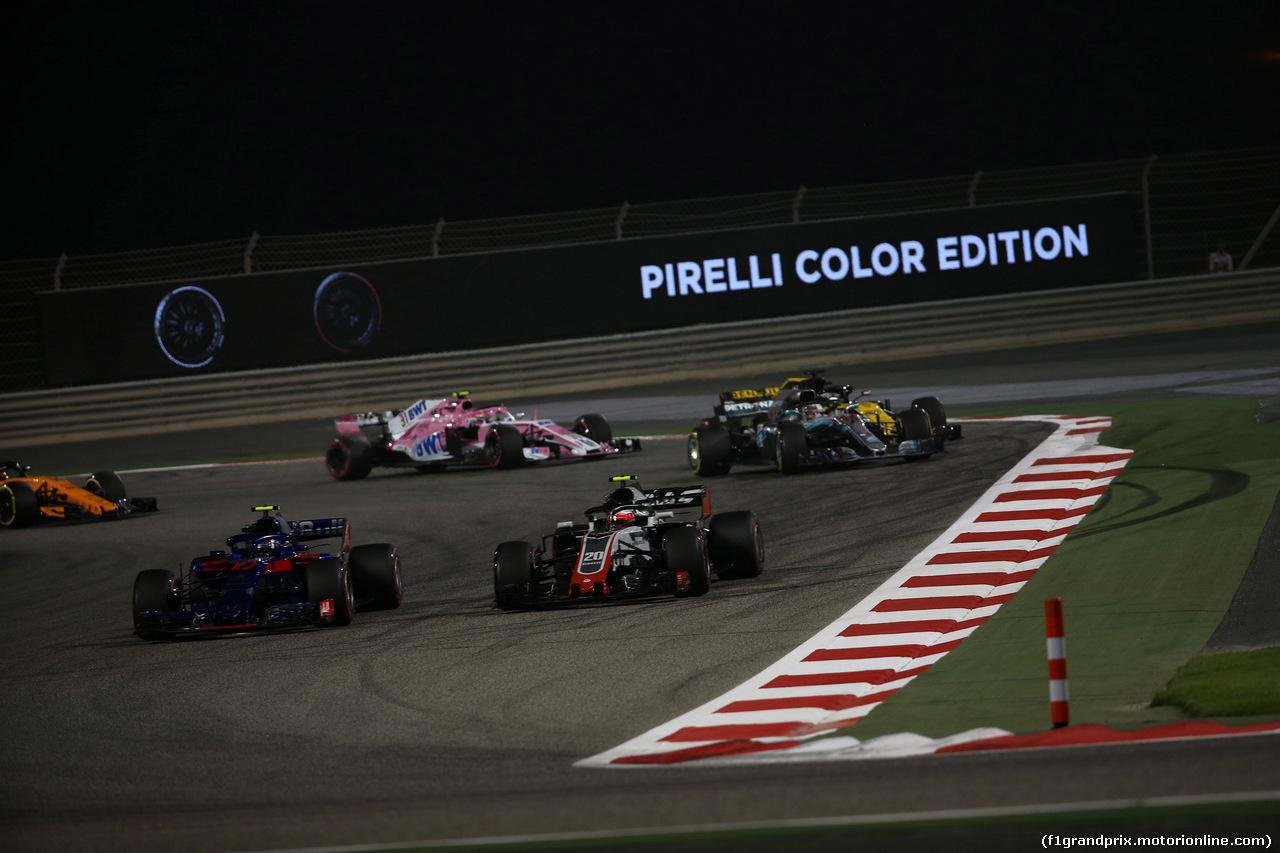 GP BAHRAIN, 08.04.2018 - Gara, Pierre Gasly (FRA) Scuderia Toro Rosso STR13 e Kevin Magnussen (DEN) Haas F1 Team VF-18