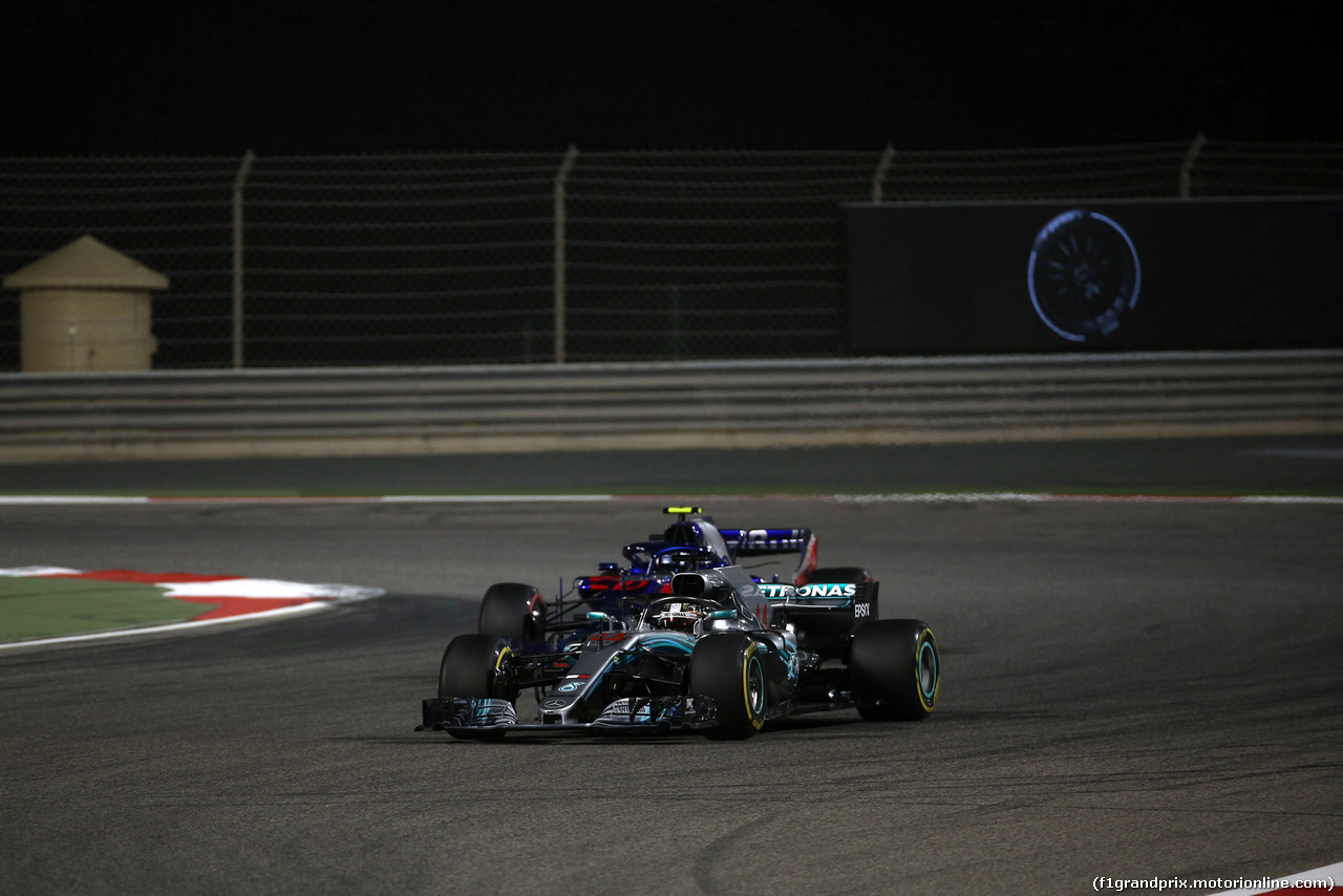 GP BAHRAIN, 08.04.2018 - Gara, Lewis Hamilton (GBR) Mercedes AMG F1 W09 Pierre Gasly (FRA) Scuderia Toro Rosso STR13