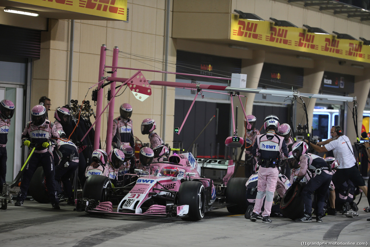 GP BAHRAIN, 08.04.2018 - Gara, Pit stop, Esteban Ocon (FRA) Sahara Force India F1 VJM11