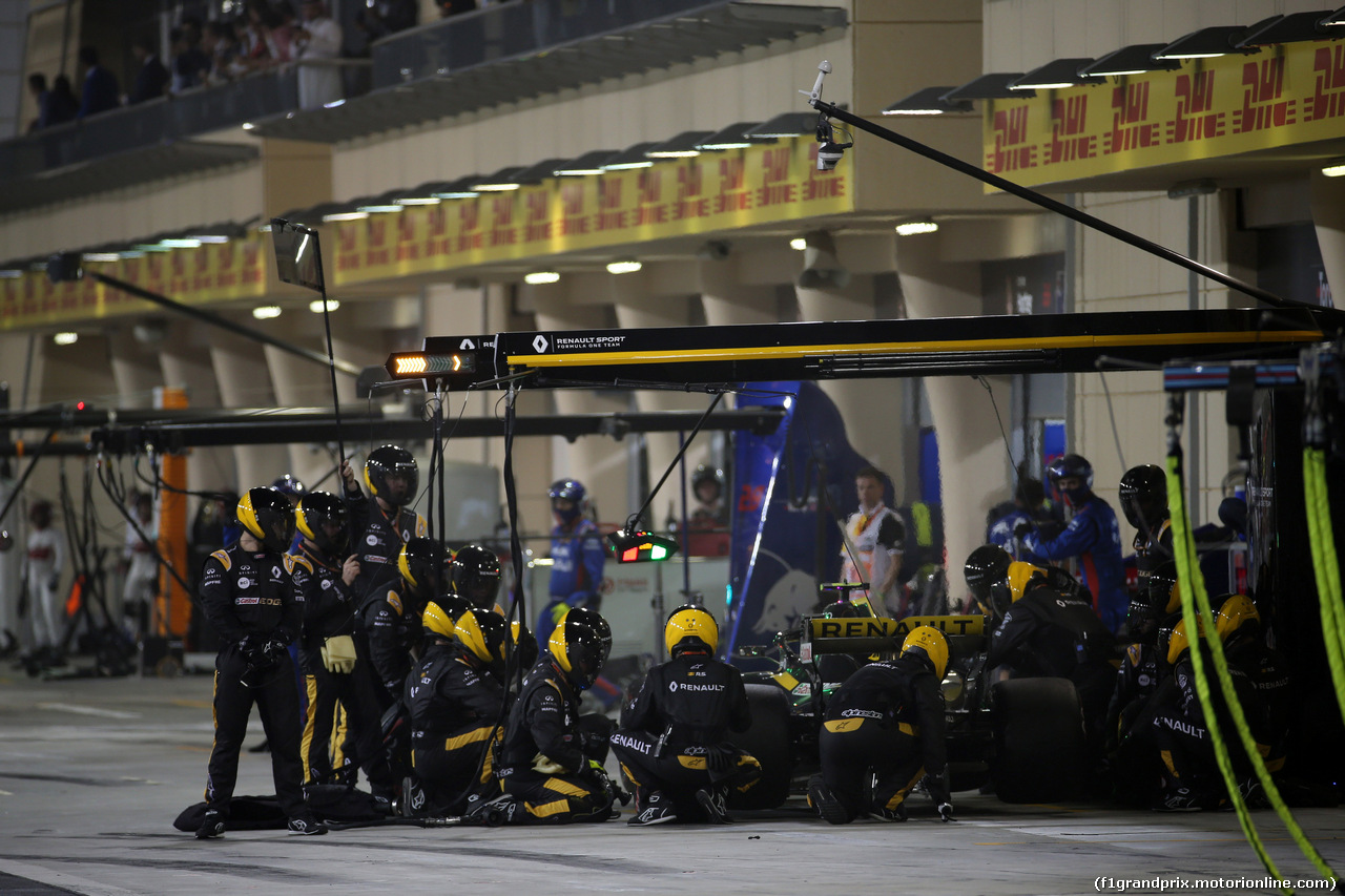 GP BAHRAIN, 08.04.2018 - Gara, Pit stop, Carlos Sainz Jr (ESP) Renault Sport F1 Team RS18