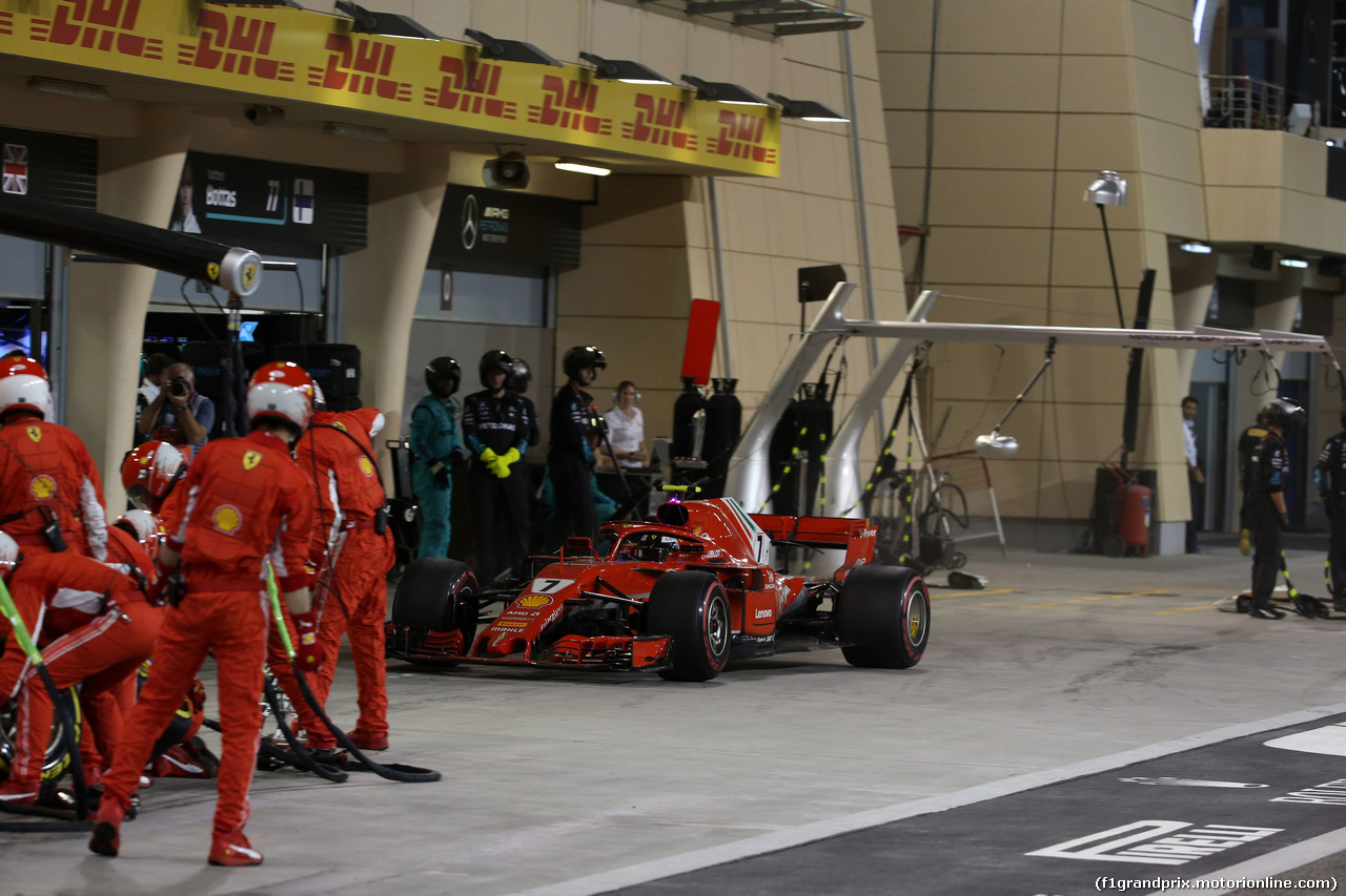 GP BAHRAIN, 08.04.2018 - Gara, Pit stop, Kimi Raikkonen (FIN) Ferrari SF71H