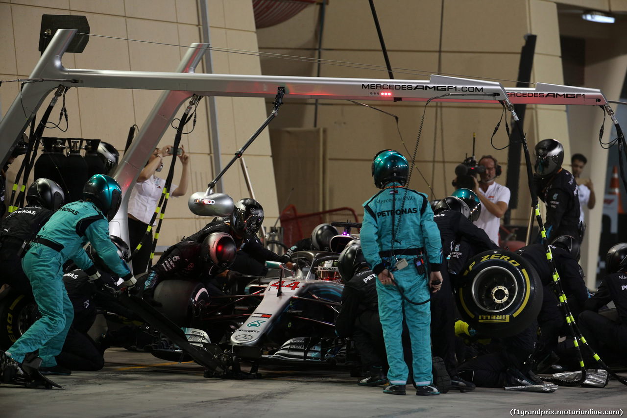 GP BAHRAIN, 08.04.2018 - Gara, Pit stop, Lewis Hamilton (GBR) Mercedes AMG F1 W09