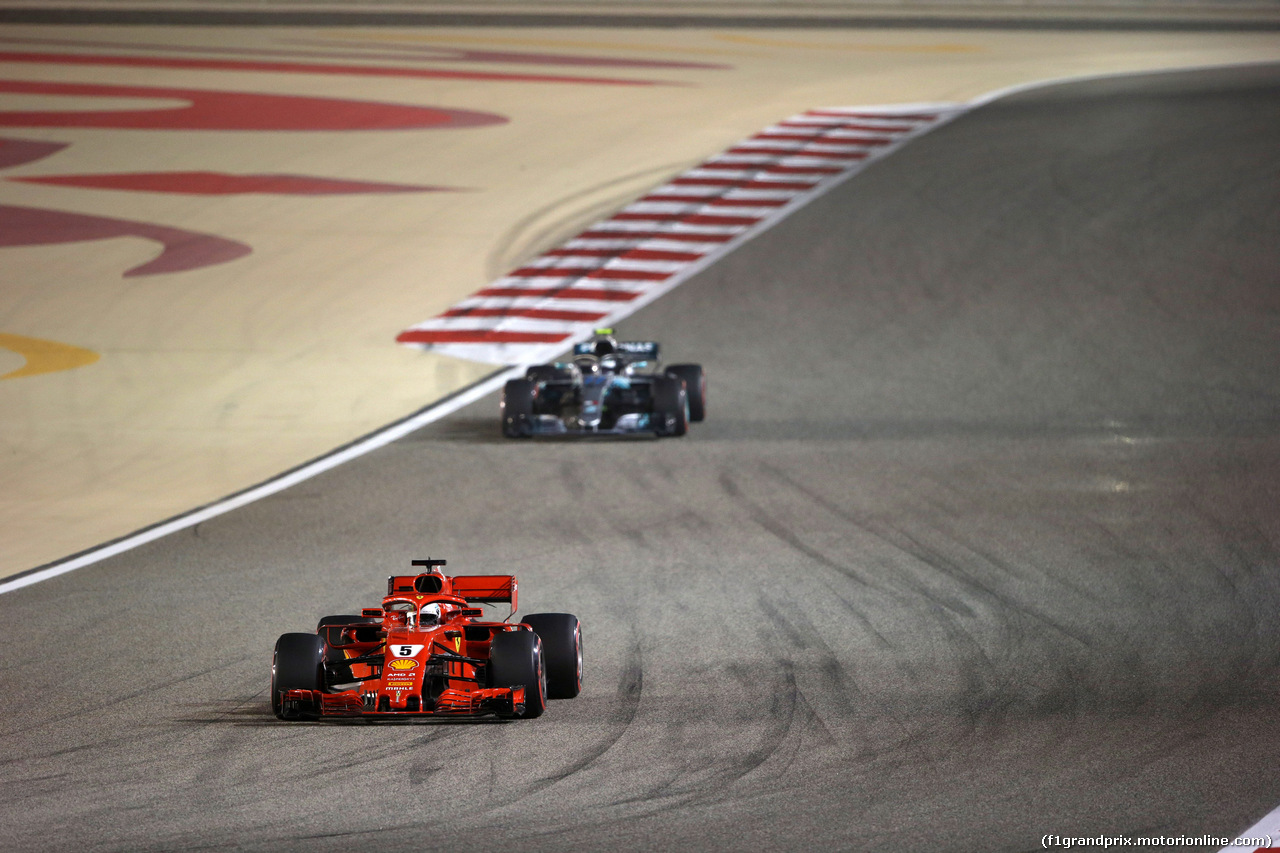 GP BAHRAIN, 08.04.2018 - Gara, Sebastian Vettel (GER) Ferrari SF71H davanti a Valtteri Bottas (FIN) Mercedes AMG F1 W09