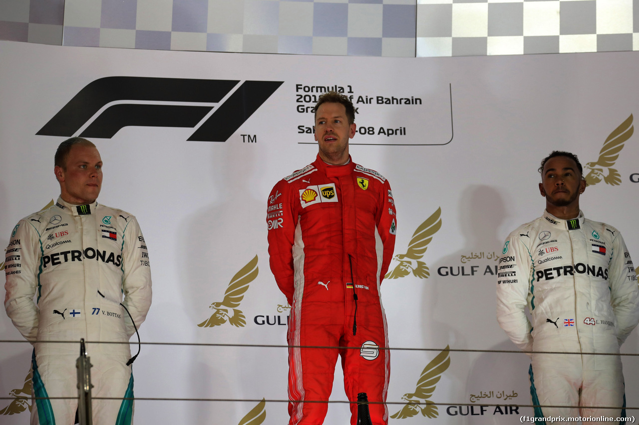GP BAHRAIN, 08.04.2018 - Gara, 2nd place Valtteri Bottas (FIN) Mercedes AMG F1 W09, Sebastian Vettel (GER) Ferrari SF71H e 3rd place Lewis Hamilton (GBR) Mercedes AMG F1 W09