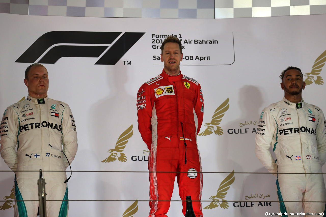 GP BAHRAIN, 08.04.2018 - Gara, 2nd place Valtteri Bottas (FIN) Mercedes AMG F1 W09, Sebastian Vettel (GER) Ferrari SF71H e 3rd place Lewis Hamilton (GBR) Mercedes AMG F1 W09