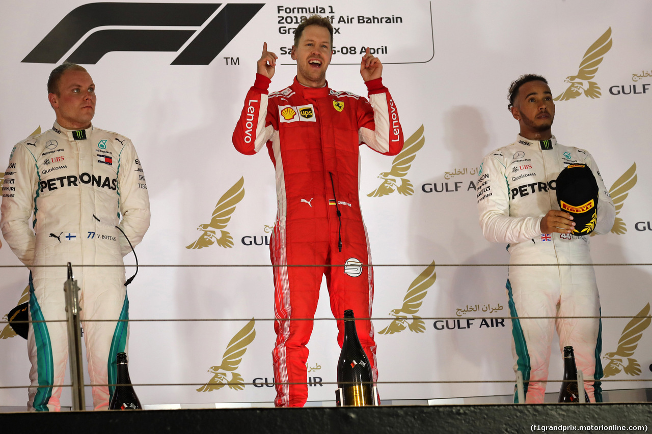 GP BAHRAIN, 08.04.2018 - Gara, 2nd place Valtteri Bottas (FIN) Mercedes AMG F1 W09, Sebastian Vettel (GER) Ferrari SF71H e 3rd place Lewis Hamilton (GBR) Mercedes AMG F1 W09