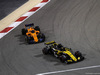 GP BAHRAIN, 08.04.2018 - Gara, Nico Hulkenberg (GER) Renault Sport F1 Team RS18 davanti a Fernando Alonso (ESP) McLaren MCL33