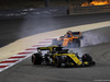 GP BAHRAIN, 08.04.2018 - Gara, Nico Hulkenberg (GER) Renault Sport F1 Team RS18 davanti a Fernando Alonso (ESP) McLaren MCL33