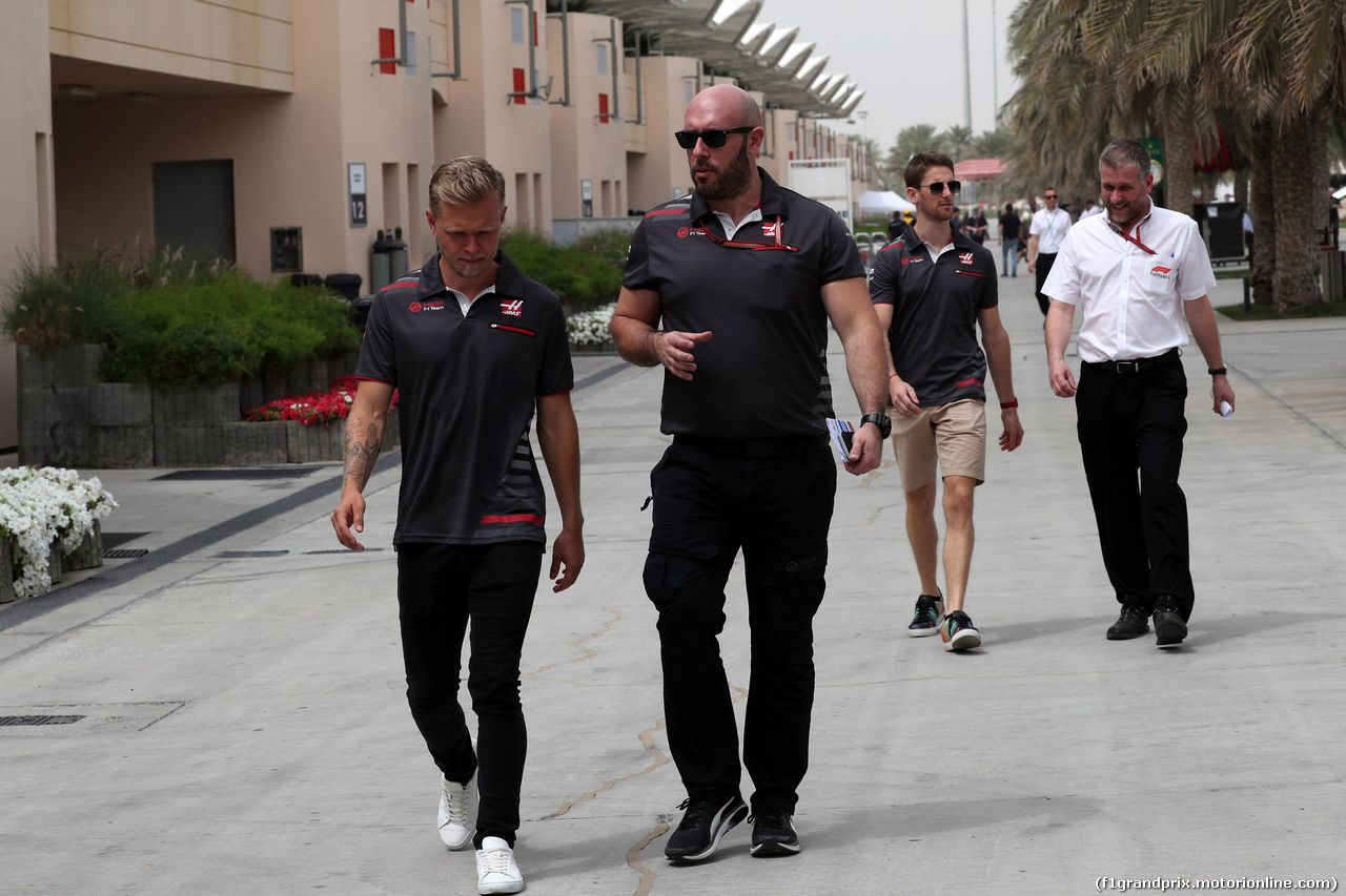 GP BAHRAIN, 05.05.2018 - Kevin Magnussen (DEN) Haas F1 Team VF-18 e Romain Grosjean (FRA) Haas F1 Team VF-18