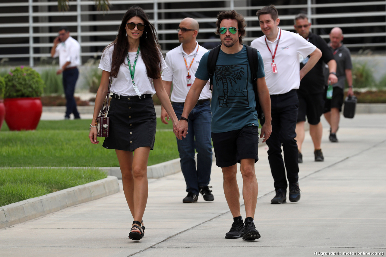 GP BAHRAIN, 05.05.2018 - Fernando Alonso (ESP) McLaren MCL33 e Domenica Linda Morselli (ITA)