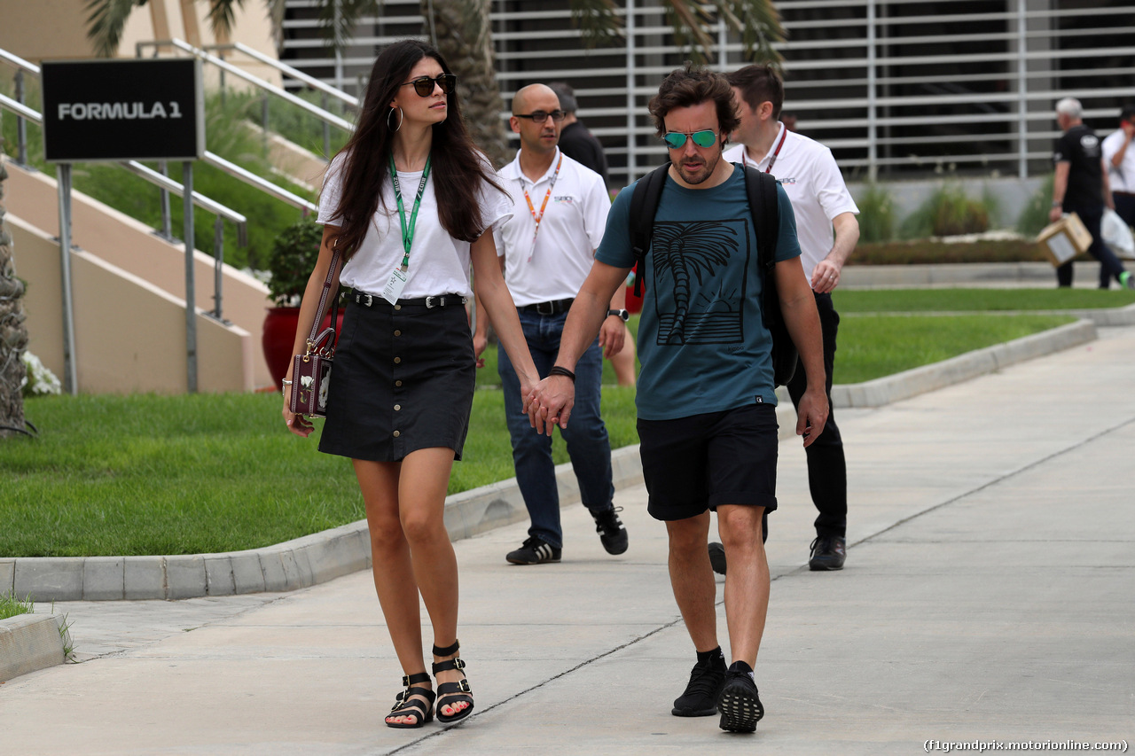 GP BAHRAIN, 05.05.2018 - Fernando Alonso (ESP) McLaren MCL33 e Domenica Linda Morselli (ITA)